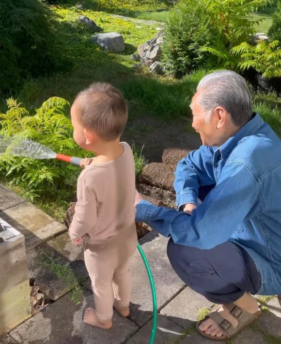 Leon nhà Hà Hồ thích làm vườn, say sưa tưới cây mặc kệ ông nội can ngăn - Ảnh 3