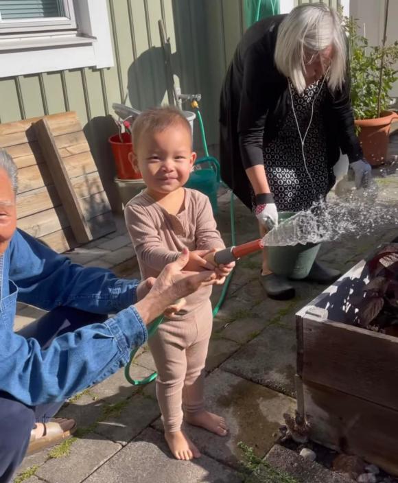 Leon nhà Hà Hồ thích làm vườn, say sưa tưới cây mặc kệ ông nội can ngăn - Ảnh 4