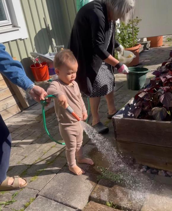 Leon nhà Hà Hồ thích làm vườn, say sưa tưới cây mặc kệ ông nội can ngăn - Ảnh 6