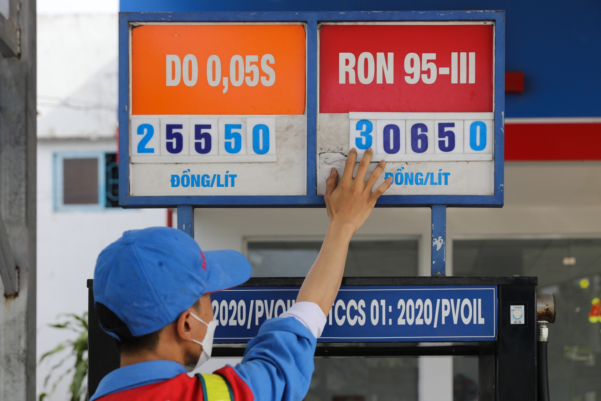 Giá xăng kỳ điều chỉnh ngày 1/8 có thể giảm về 24.000 đồng/lít  - Ảnh 1