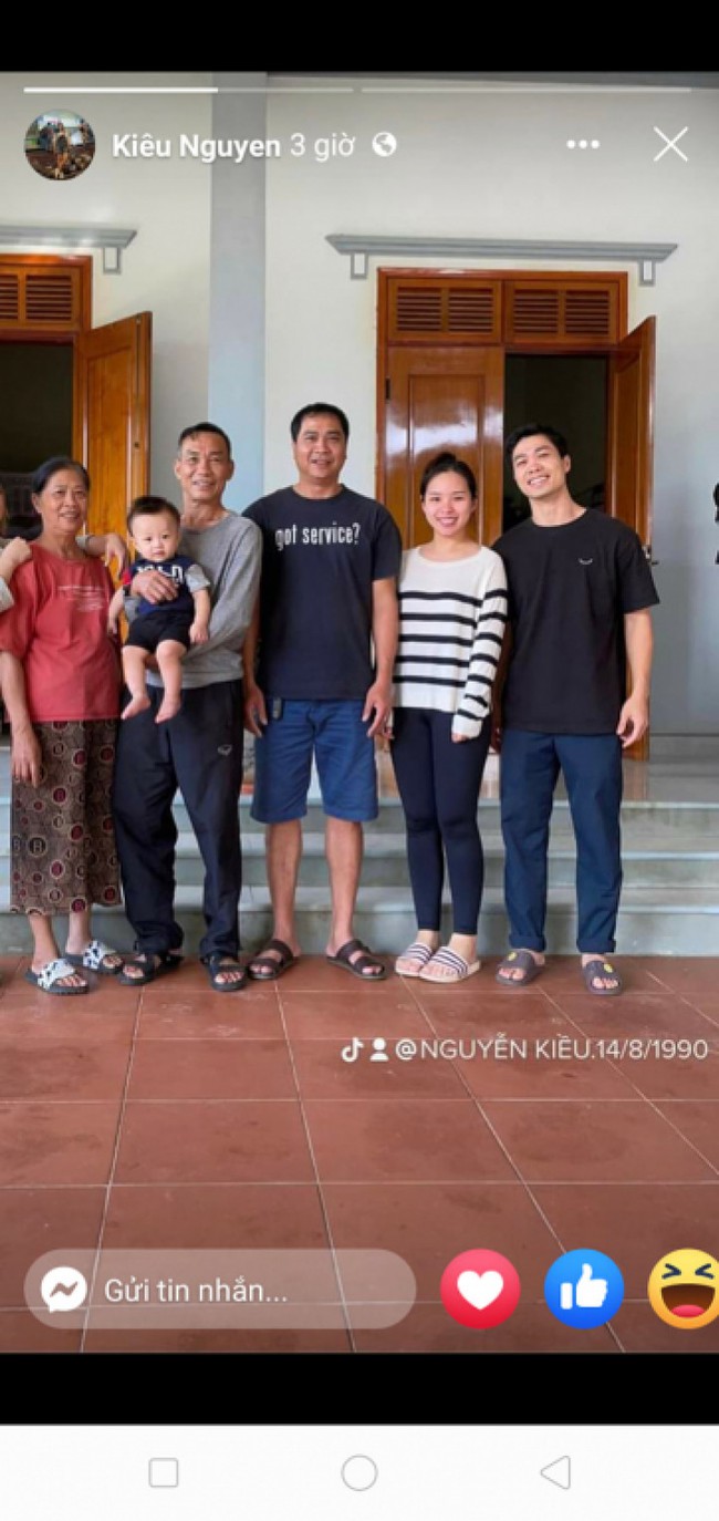 MXH phát sốt với hình ảnh Công Phượng bế con trai ngày bé - Ảnh 1