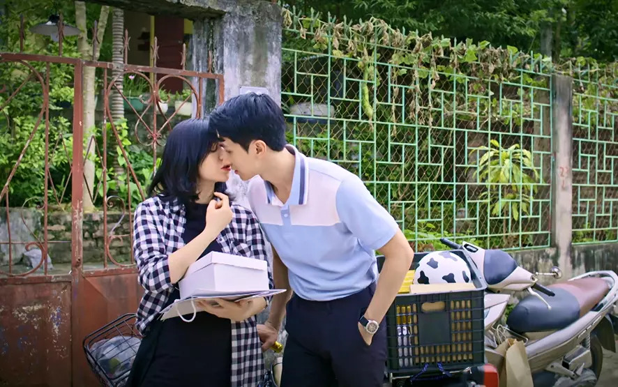 Quỳnh Kool gây tranh cãi vì khen “môi Bình Anh rất ngọt