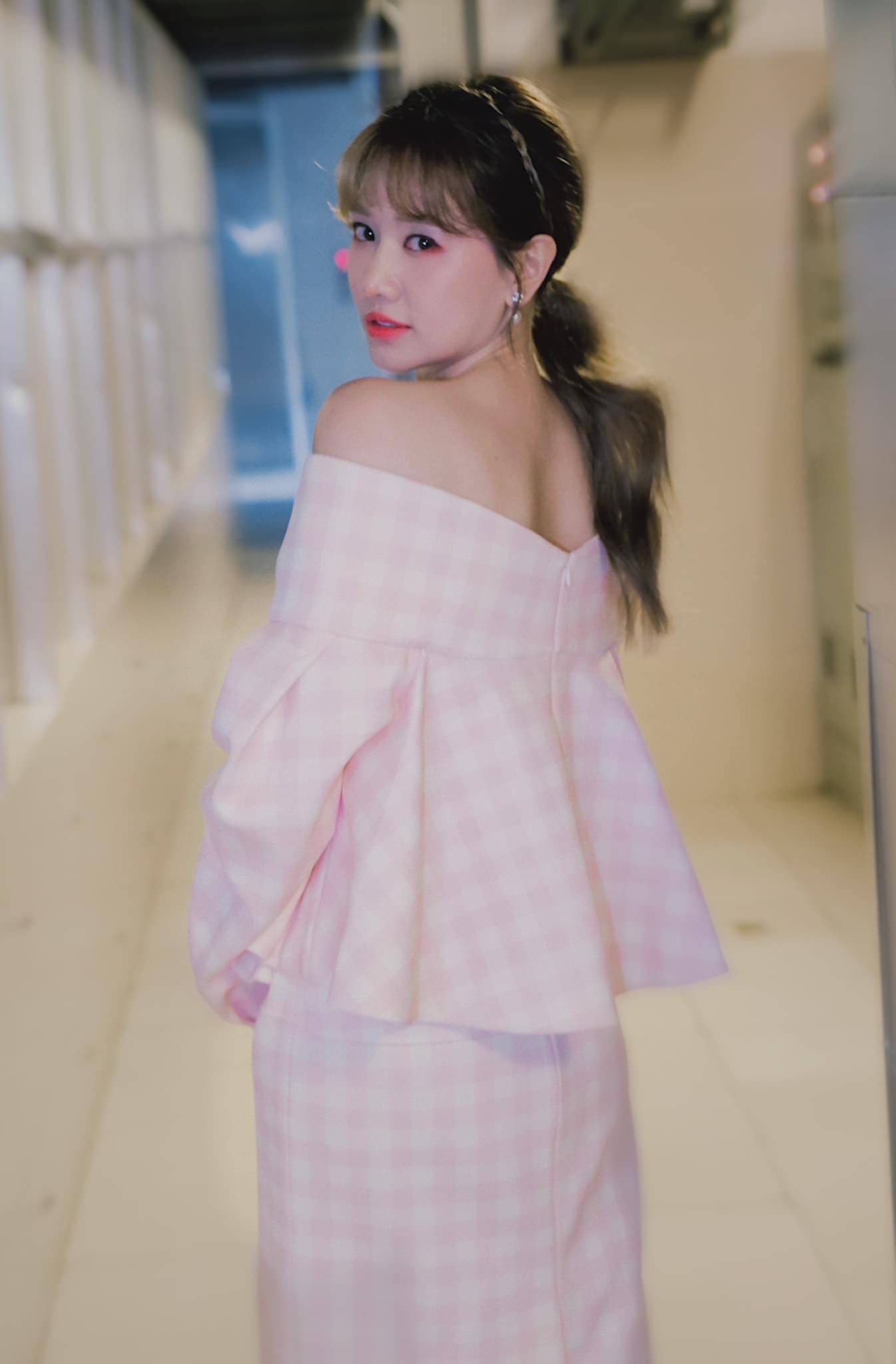 Hari Won gặp khó vì liệt nửa mặt, chụp ảnh 10 biểu cảm như 1 - Ảnh 3