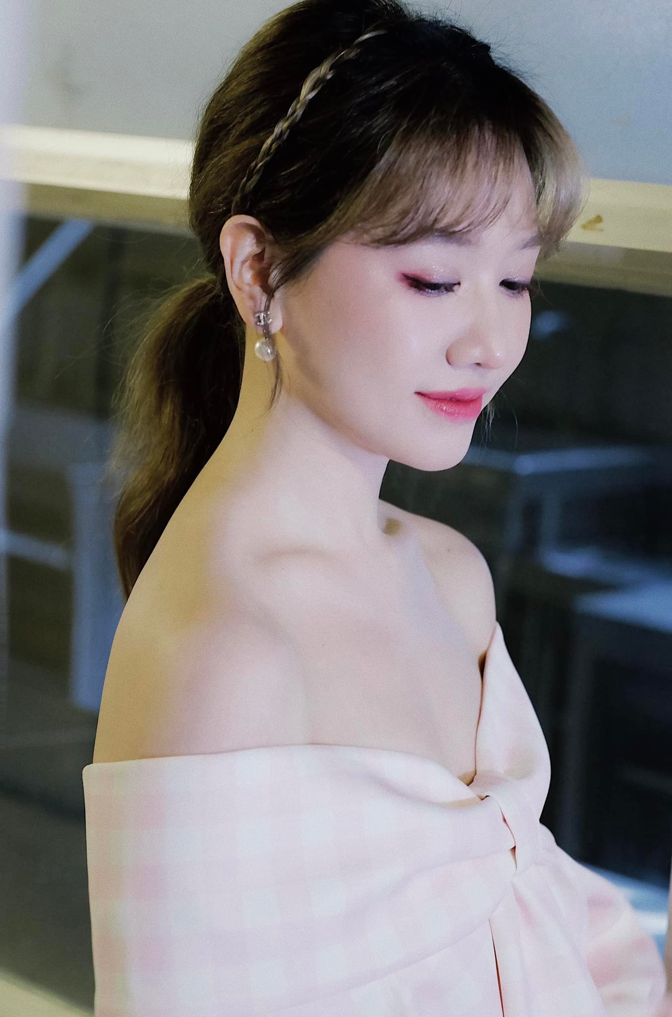 Hari Won gặp khó vì liệt nửa mặt, chụp ảnh 10 biểu cảm như 1 - Ảnh 5