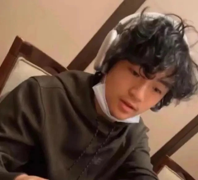 Con trai Tạ Đình Phong - Trương Bá Chi 15 tuổi cao lớn nhưng không biết tiếng mẹ đẻ - Ảnh 1