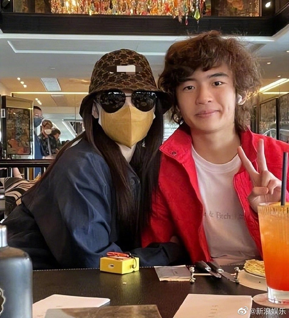 Con trai Tạ Đình Phong - Trương Bá Chi 15 tuổi cao lớn nhưng không biết tiếng mẹ đẻ - Ảnh 2