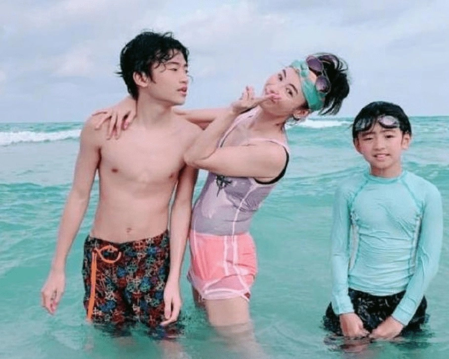 Con trai Tạ Đình Phong - Trương Bá Chi 15 tuổi cao lớn nhưng không biết tiếng mẹ đẻ - Ảnh 3