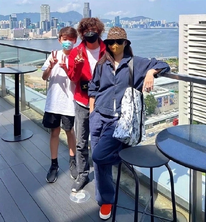 Con trai Tạ Đình Phong - Trương Bá Chi 15 tuổi cao lớn nhưng không biết tiếng mẹ đẻ - Ảnh 4