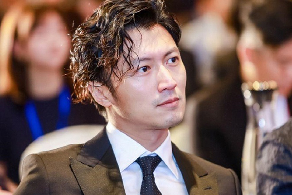 Con trai Tạ Đình Phong - Trương Bá Chi 15 tuổi cao lớn nhưng không biết tiếng mẹ đẻ - Ảnh 1