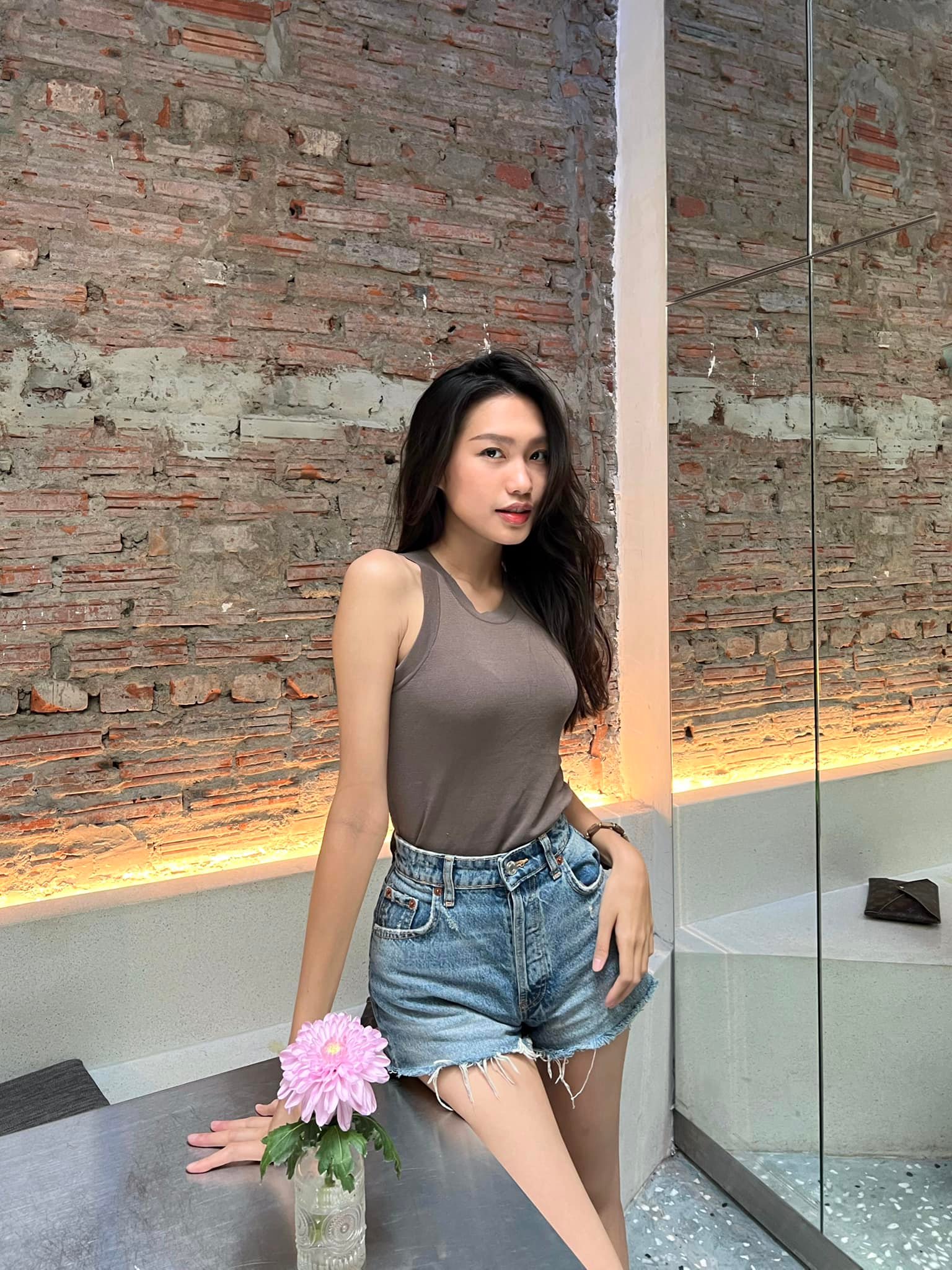 Body siêu thực của bạn gái Đoàn Văn Hậu, vòng eo 56 Ngọc Trinh cũng chào thua - Ảnh 3