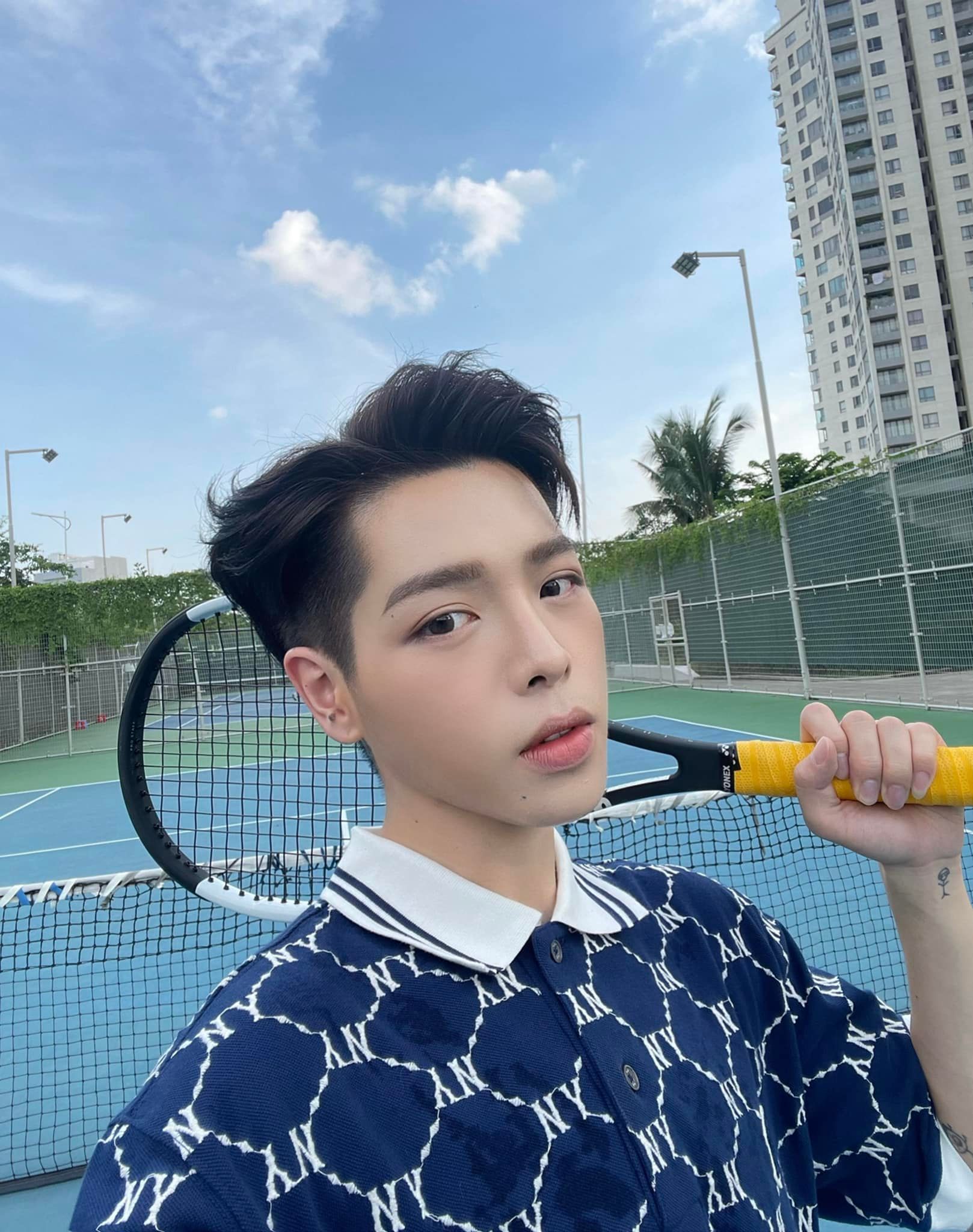 Đức Phúc dùng Iphone khi đang quảng cáo Samsung nên phải xoá camera khi selfie?  - Ảnh 1