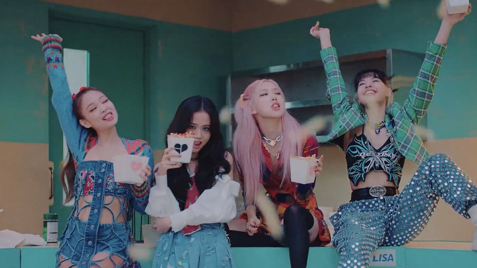 BLACKPINK đẹp quyến rũ trong poster 