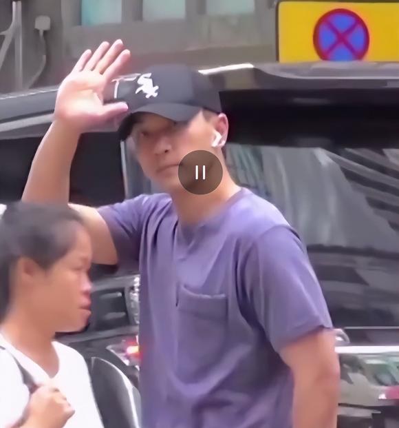 Lưu Khải Uy đến trường đón con gái 8 tuổi, tên thật của tiểu Dương Mịch được hé lộ- Ảnh 1