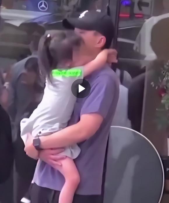 Lưu Khải Uy đến trường đón con gái 8 tuổi, tên thật của tiểu Dương Mịch được hé lộ- Ảnh 1