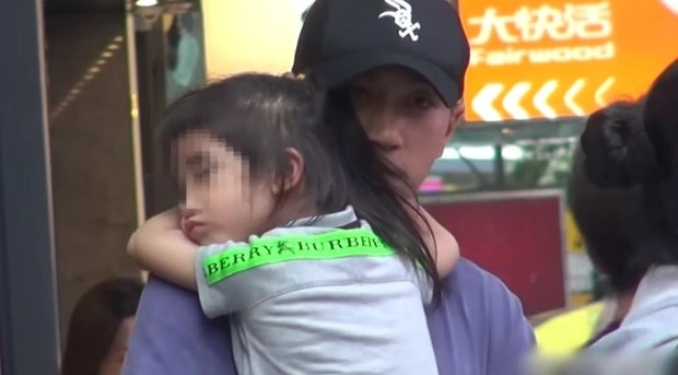 Lưu Khải Uy đến trường đón con gái 8 tuổi, tên thật của tiểu Dương Mịch được hé lộ- Ảnh 1