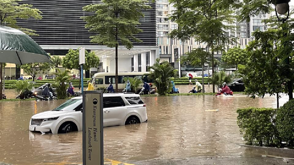 Mưa lớn từ đêm tới sáng, người Hà Nội vất vả đi làm ngày Rằm tháng Bảy