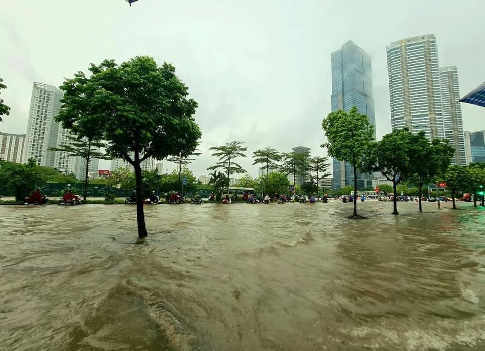 Mưa lớn từ đêm tới sáng, người dân đi làm khó khăn vì nhiều tuyến phố ngập nước- Ảnh 1