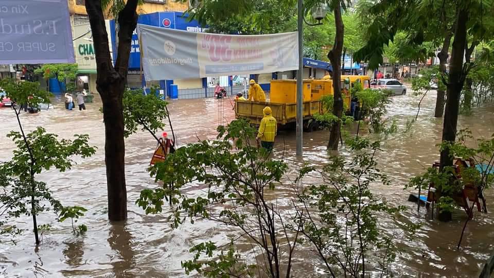 Mưa lớn từ đêm tới sáng, người dân đi làm khó khăn vì nhiều tuyến phố ngập nước- Ảnh 1