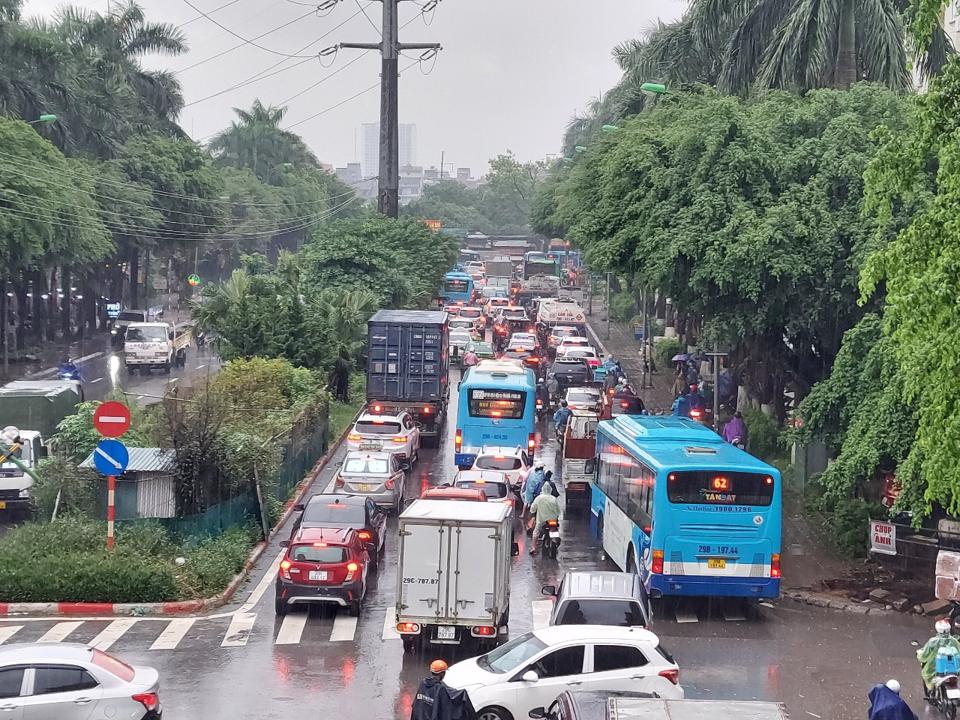 Mưa lớn từ đêm tới sáng, người dân đi làm khó khăn vì nhiều tuyến phố ngập nước- Ảnh 1