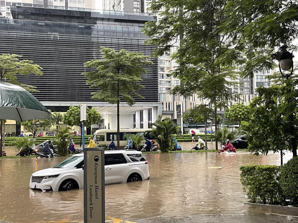 Mưa lớn từ đêm tới sáng, người dân đi làm khó khăn vì nhiều tuyến phố ngập nước- Ảnh 1