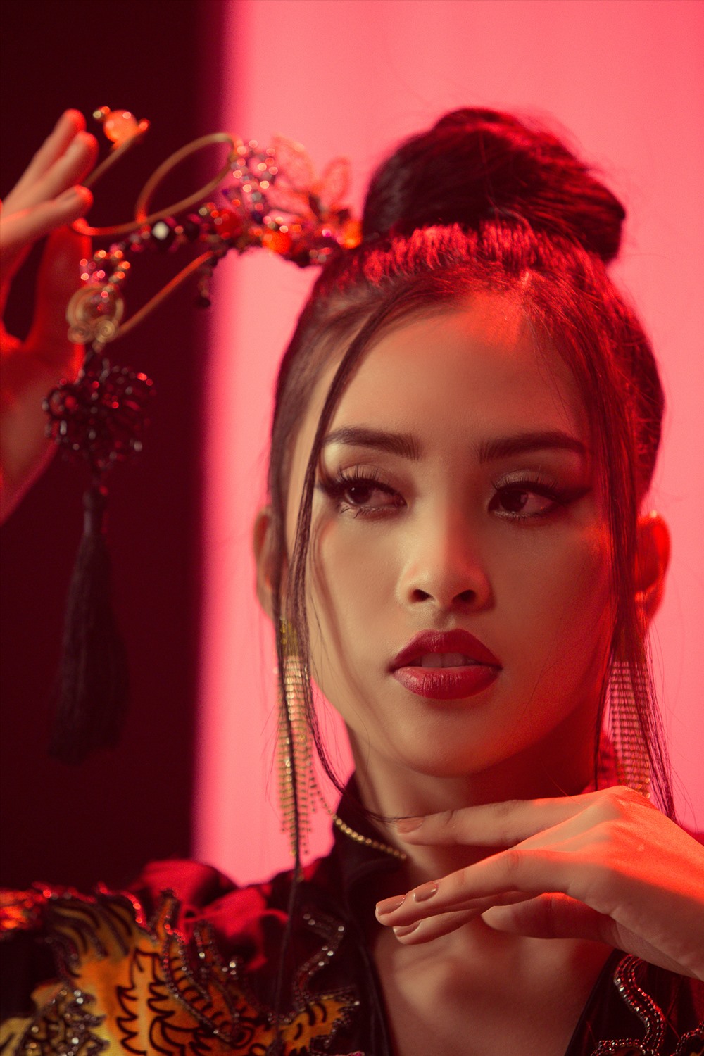 Tiểu Vy ngại ngùng khi xem lại MV hát nhạc Sơn Tùng, giọng hát có đủ làm ca sĩ?- Ảnh 1