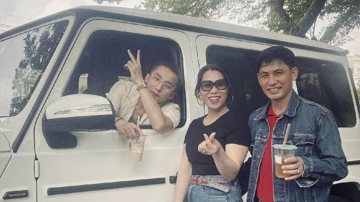 Sơn Tùng lái G63 đưa bố mẹ đi chơi, ngoại hình thân mẫu chiếm spotlight
