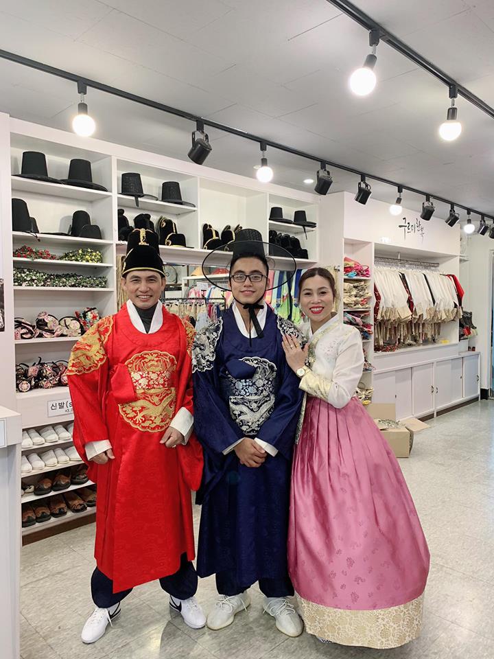 Sơn Tùng M-TP lái G63 đưa bố mẹ đi chơi, sự thật hình xăm cánh tay hé lộ- Ảnh 7