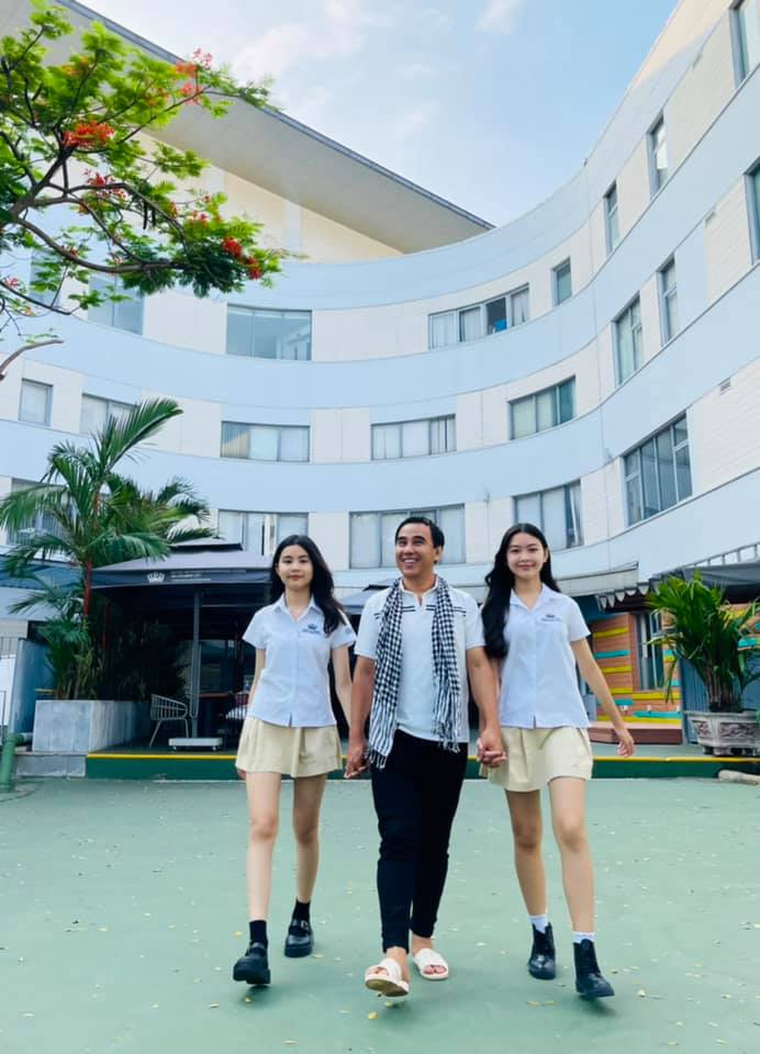 Chiếc ôm ngọt ngào của Quyền Linh và vợ bị Lọ Lem và Hạt Dẻ lấn át vì quá xinh- Ảnh 1