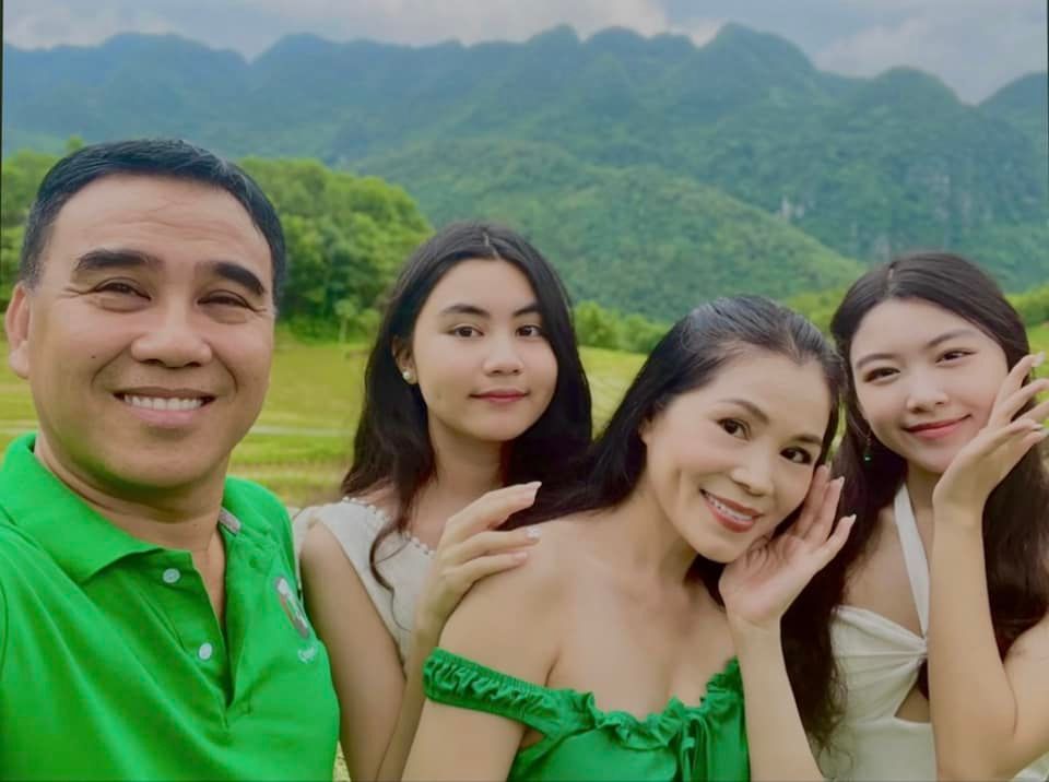 Chiếc ôm ngọt ngào của Quyền Linh và vợ bị Lọ Lem và Hạt Dẻ lấn át vì quá xinh- Ảnh 4