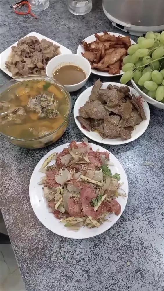 Cô gái nấu cơm 5k trên Tiktok giận chồng vì nấu bữa cơm 20k vì quá phí- Ảnh 2