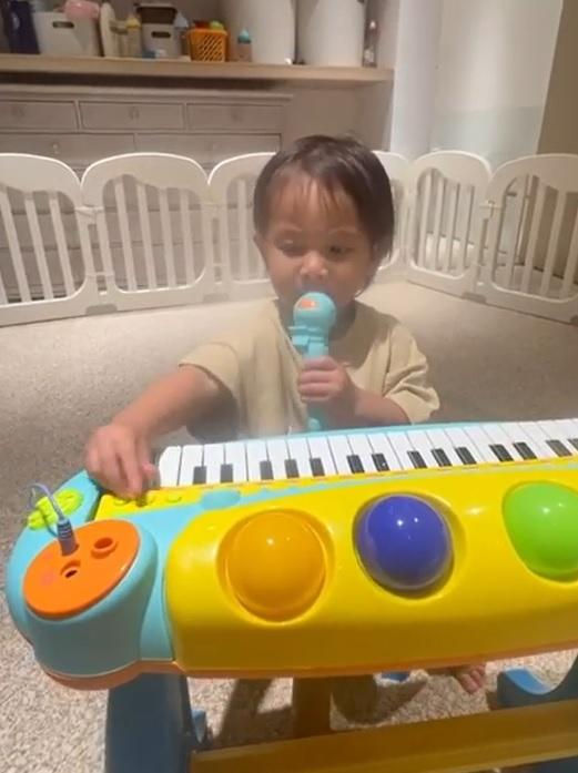 Lisa - Leon nhà Hồ Ngọc Hà chưa đầy 2 tuổi đã cầm mic hát, tố chất ca sĩ giống hệt mẹ- Ảnh 2