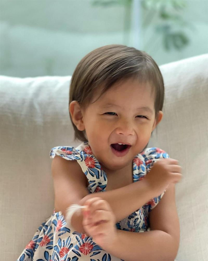 Lisa - Leon nhà Hồ Ngọc Hà chưa đầy 2 tuổi đã cầm mic hát, tố chất ca sĩ giống hệt mẹ- Ảnh 4