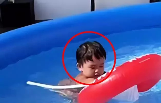 Trương Bá Chi xuất hiện cùng cha đẻ con trai thứ 3 là Tạ Đình Phong?- Ảnh 1