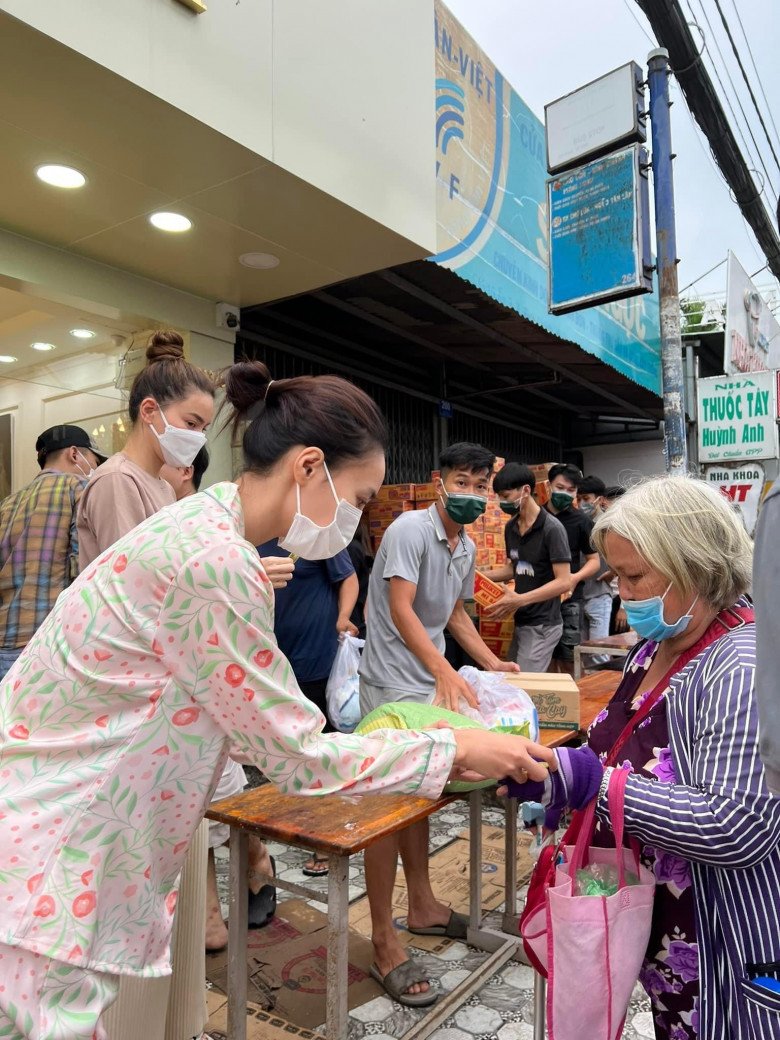 Mặc đồ ngủ đi từ thiện, Lan Ngọc bị chê xuề xòa không tôn trọng người khác- Ảnh 1