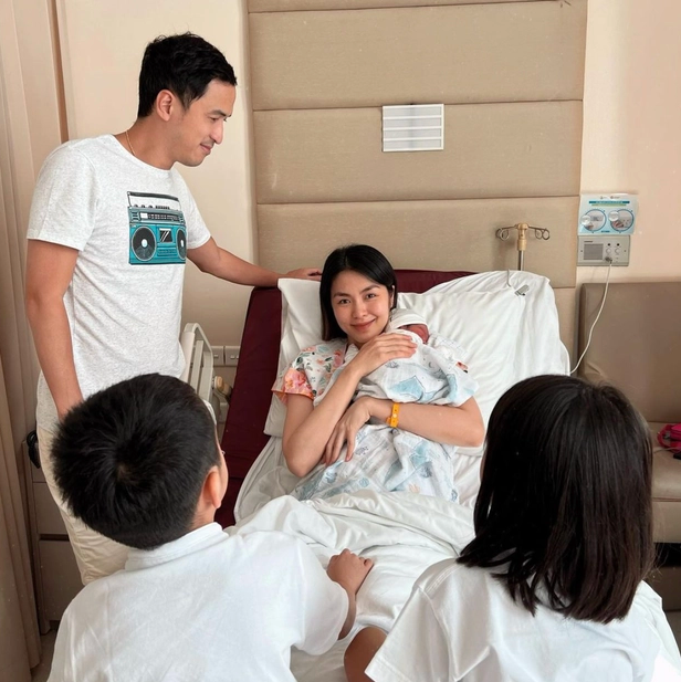 Tăng Thanh Hà nắm tay ông xã, tình yêu 1 thập kỷ vẫn vẹn nguyên - Ảnh 2