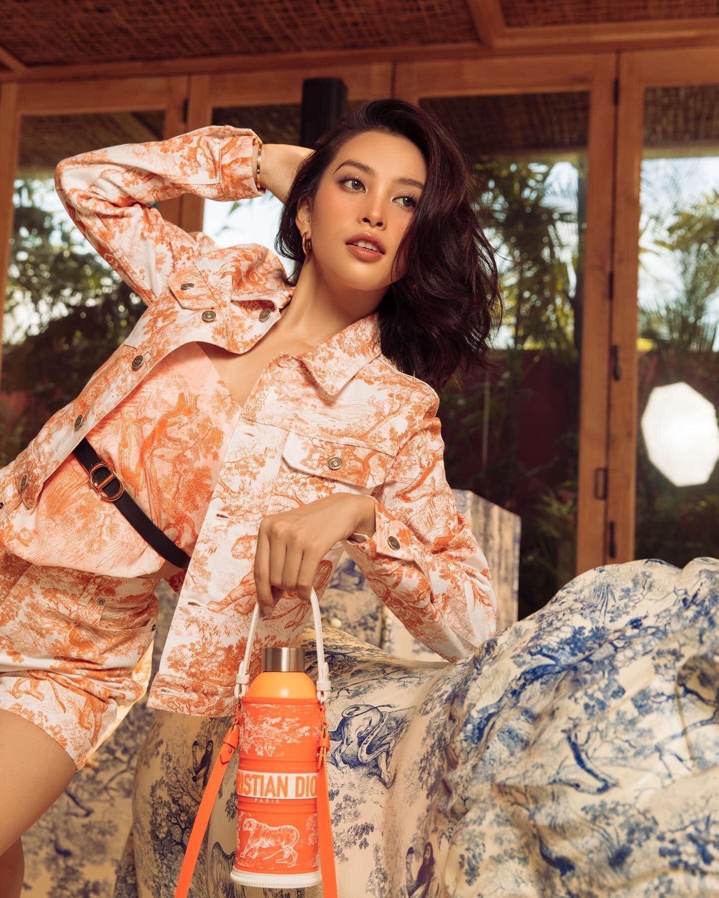 Tiểu Vy hóa “tiên nữ mùa hè”, cầm chai nước chụp ảnh cũng khiến bao anh si mê - Ảnh 1