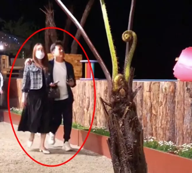 Nhã Phương cùng Thúy Ngân mua đồ bầu trên Đà Lạt, netizen nghi mang thai- Ảnh 1