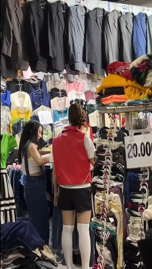 Nhã Phương cùng Thúy Ngân mua đồ bầu trên Đà Lạt, netizen nghi mang thai- Ảnh 1