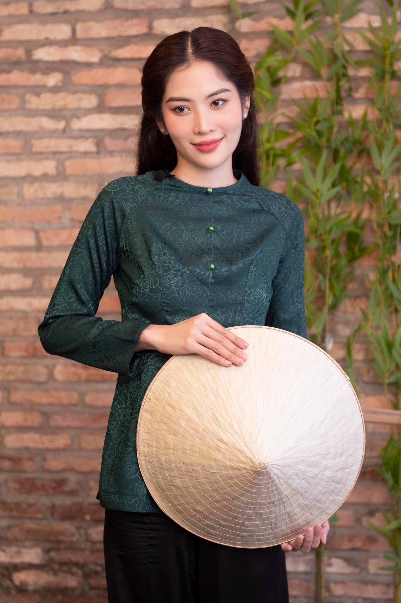 Lệ Nam ngã sõng soài trên thảm đỏ vì bị người ông lạ mặt hù doạ ma- Ảnh 1