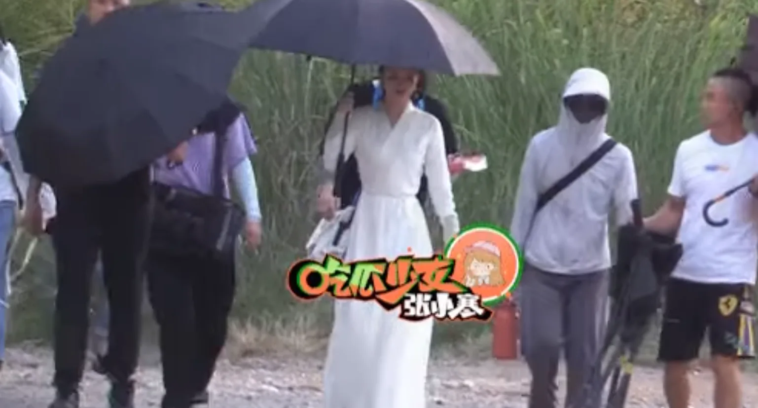 Lệ Dĩnh, Nhiệt Ba được khen nức nở vì không mắc “bệnh ngôi sao” chỉ qua 1 hành động- Ảnh 2