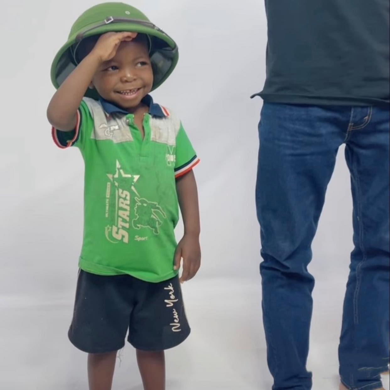 Lôi Con tập chào cờ trước khi về Việt Nam, tương lai học hát cả Quốc ca- Ảnh 1