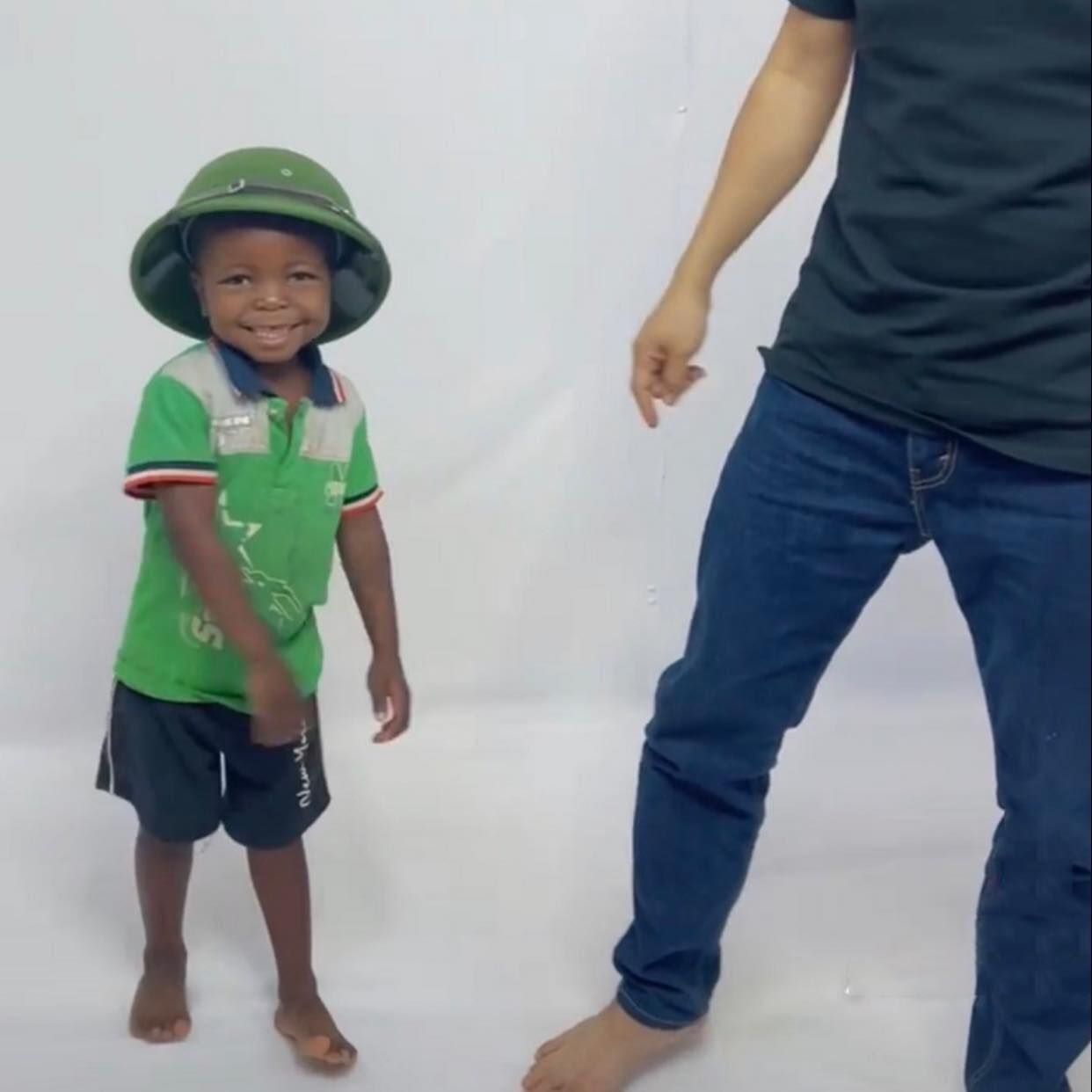 Lôi Con tập chào cờ trước khi về Việt Nam, tương lai học hát cả Quốc ca- Ảnh 2