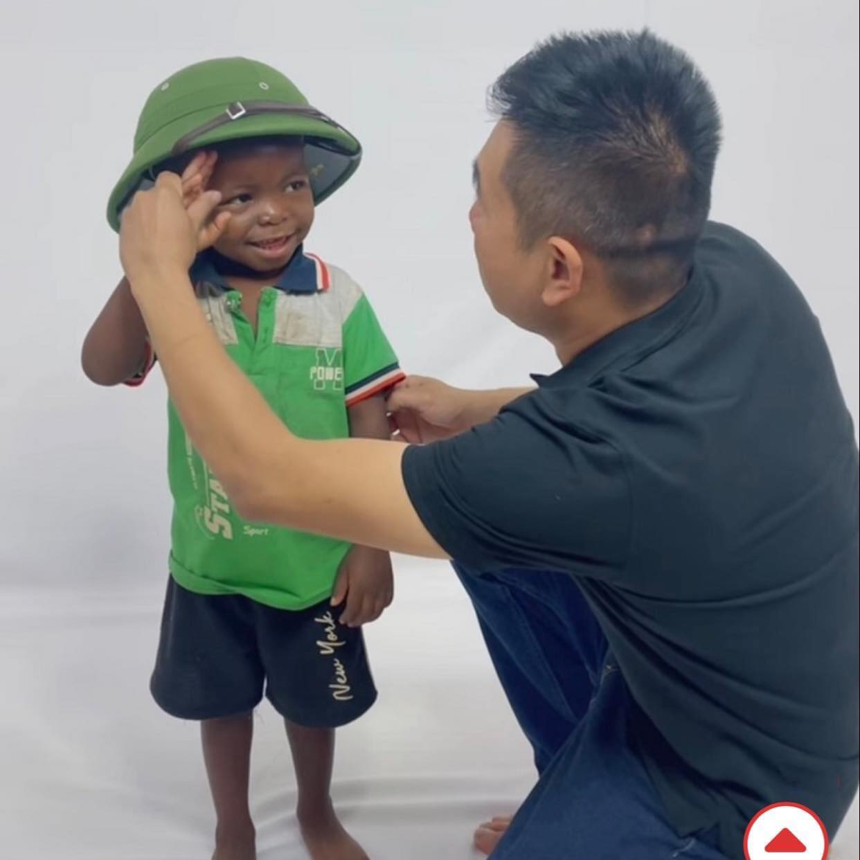 Lôi Con tập chào cờ trước khi về Việt Nam, tương lai học hát cả Quốc ca- Ảnh 3