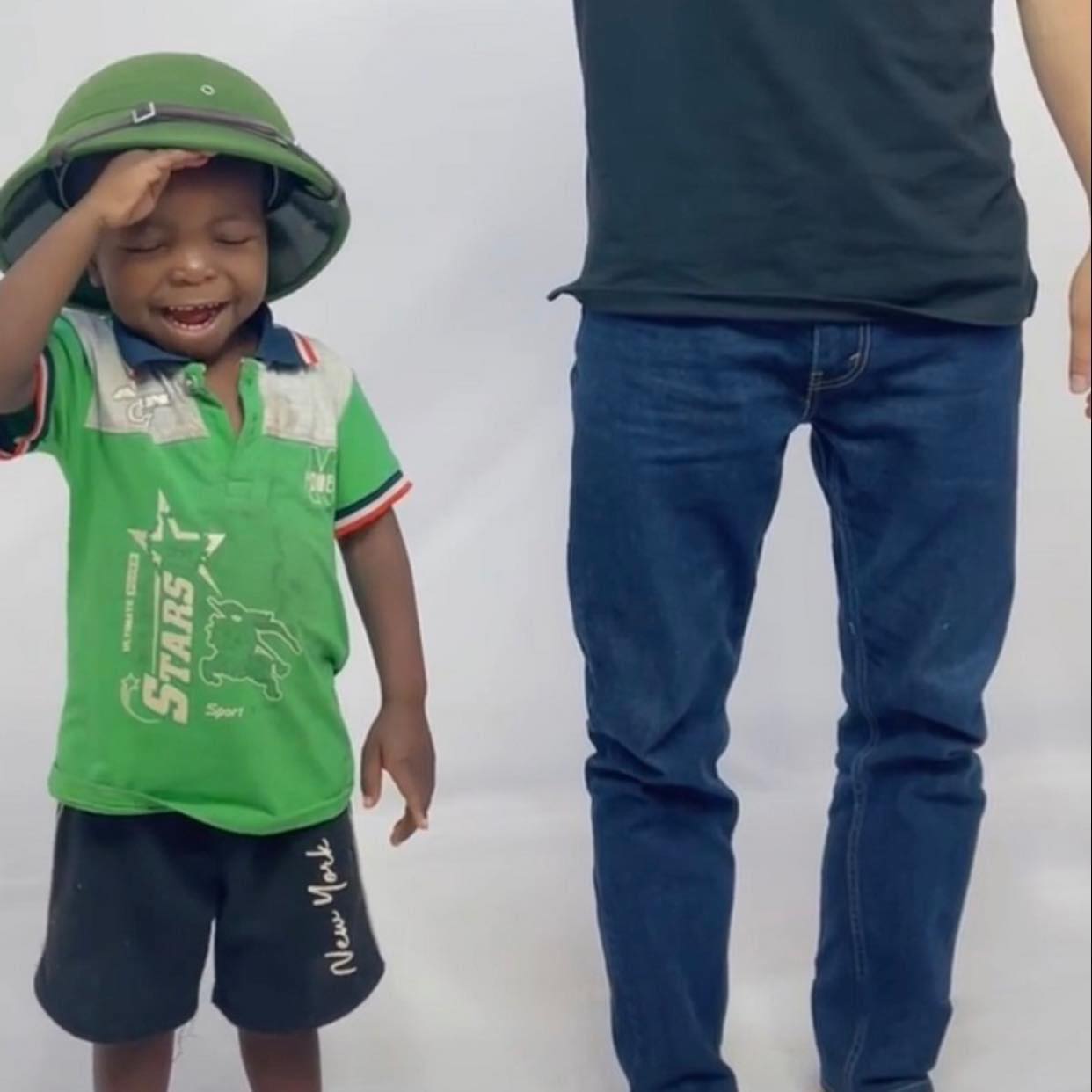 Lôi Con tập chào cờ trước khi về Việt Nam, tương lai học hát cả Quốc ca- Ảnh 4