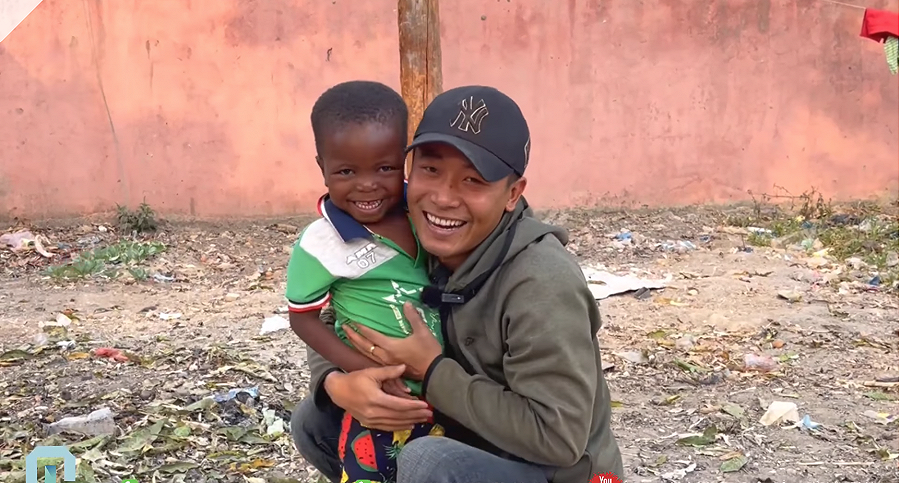 Lôi Con tập chào cờ trước khi về Việt Nam, tương lai học hát cả Quốc ca- Ảnh 1