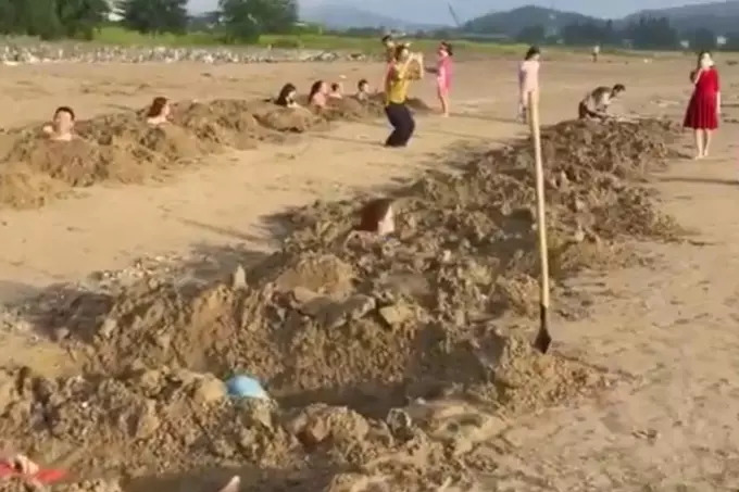 Biển Cửa Lò tiếp tục xuất hiện team building “đào huyệt tập thể”- Ảnh 1