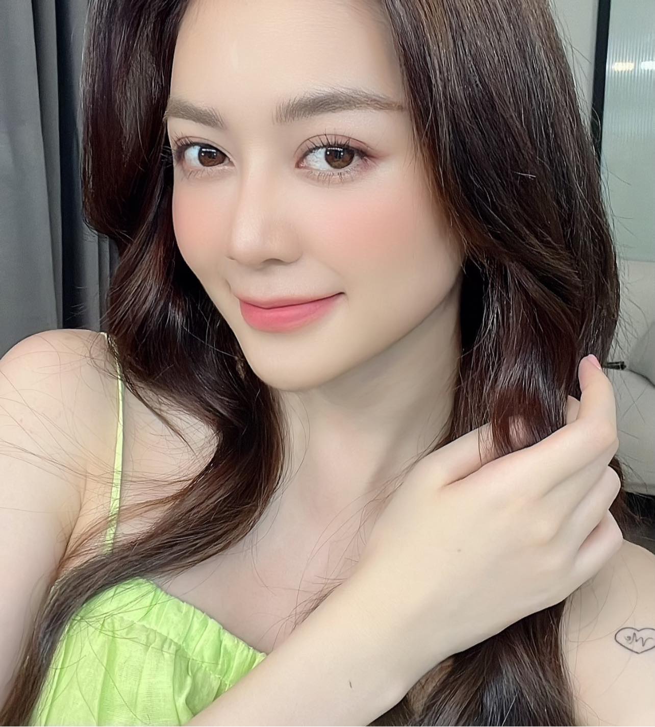 Chồng cũ Lệ Quyên có gì đó với Thiều Bảo Trang, tương tác 'like tym' chẳng sót ảnh- Ảnh 1