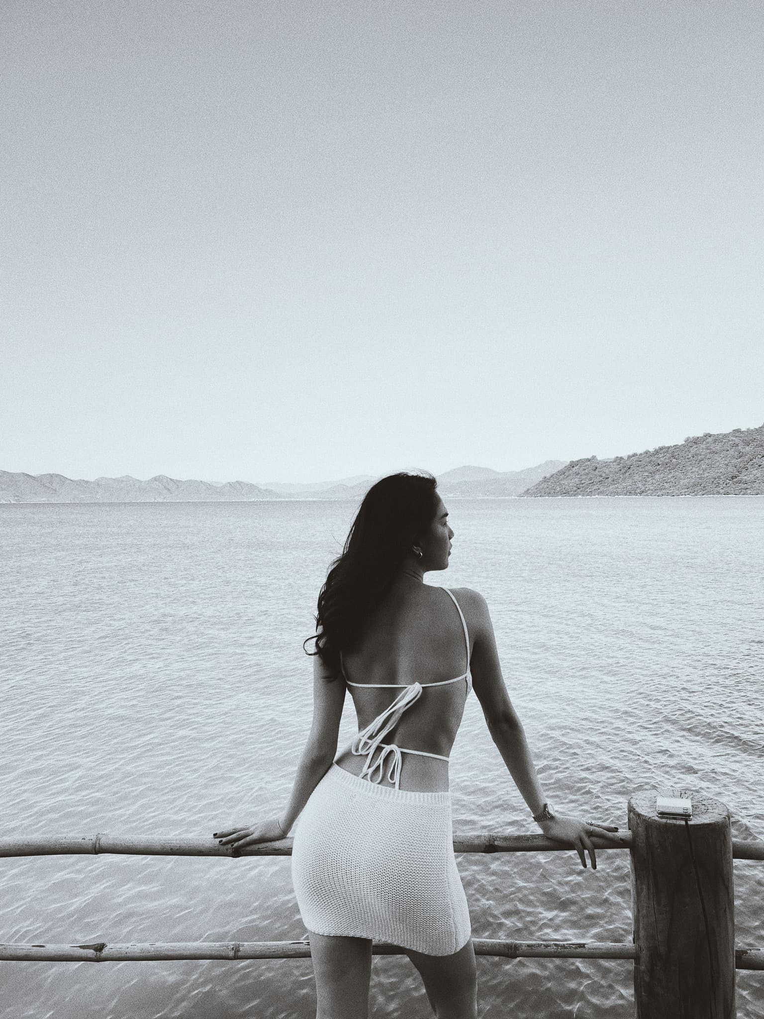 Ở resort 5 sao, Ngọc Trinh dậy 5h sáng makeup, phơi nắng rám cả làn da thương hiệu- Ảnh 1