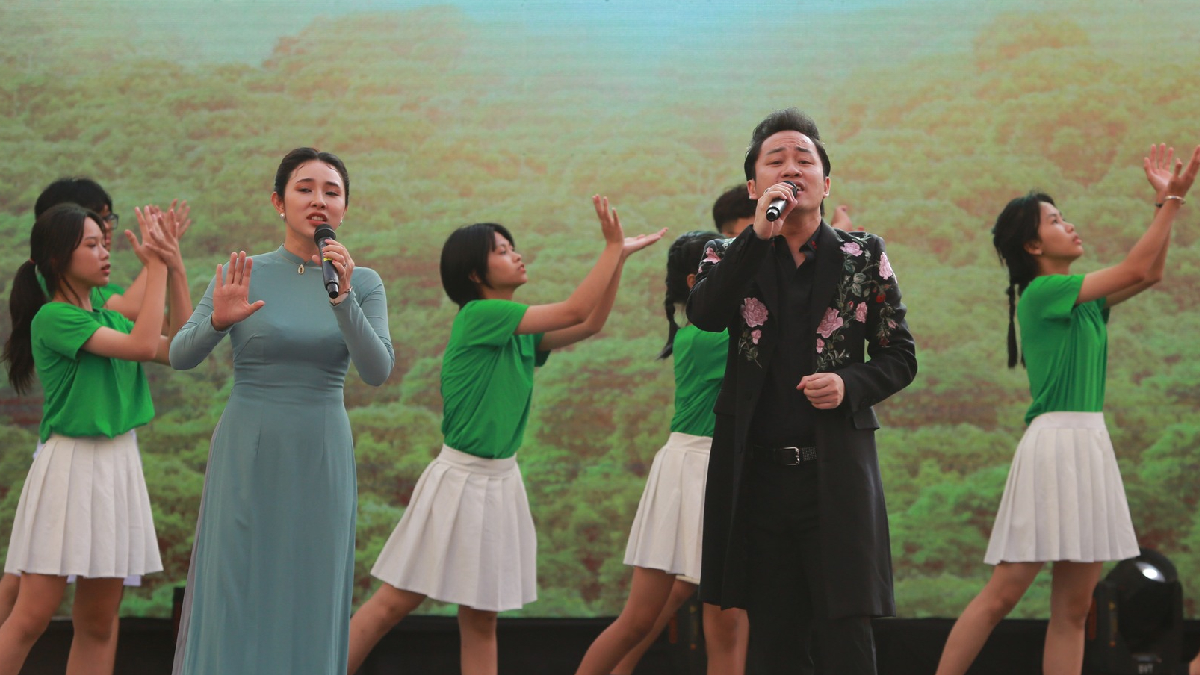 Tùng Dương, Bảo Trâm hòa nhịp yêu thương tại Ngày hội tới trường trường Hy Vọng