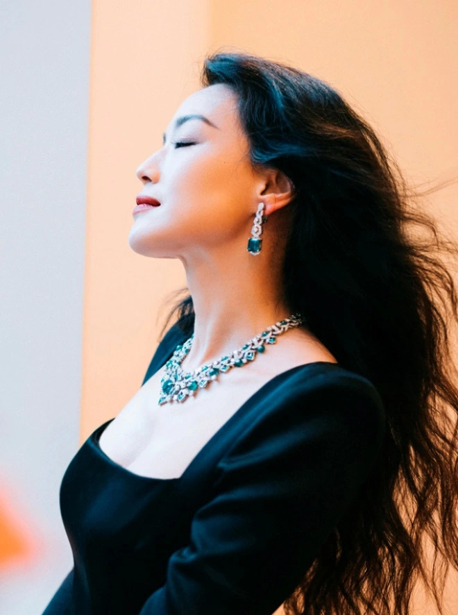 Thư Kỳ tuổi 46 vẫn giữ vững ngôi vị “nữ thần gợi cảm